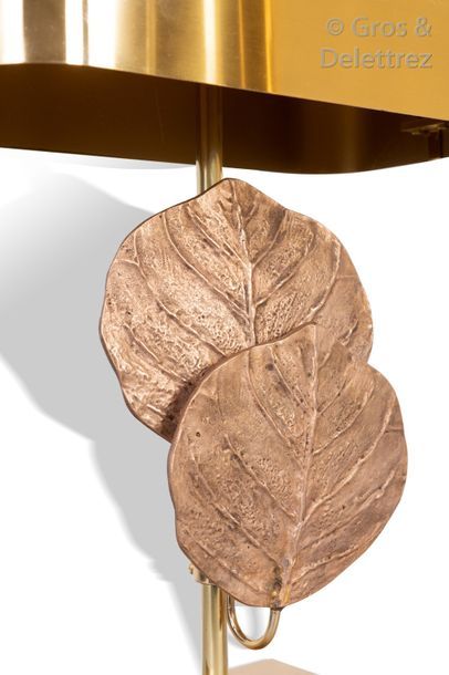 MAISON CHARLES Paire de lampes en bronze et laiton figurant des feuilles de nénuphars.

Signées...