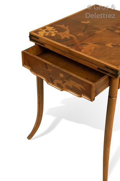 Émile GALLÉ (1846-1904) Table à jeu à plateau carré mouluré présentant un décor marqueté...