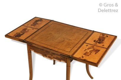 Émile GALLÉ (1846-1904) Table à jeu à plateau carré mouluré présentant un décor marqueté...