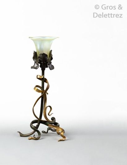 Dans le goût de Victor HORTA (1861-1947) Lampe à piétement végétale en bronze à patine...