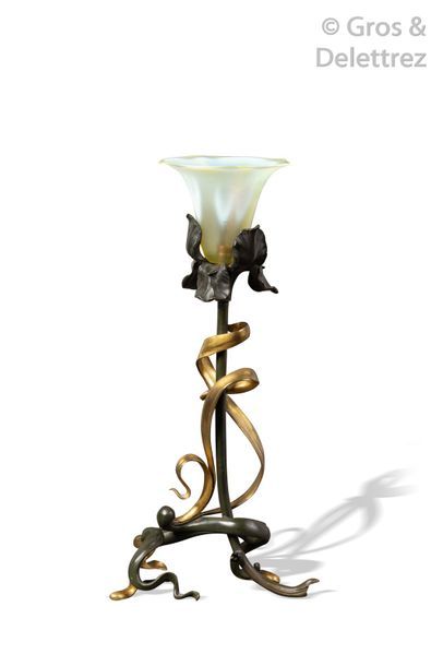 Dans le goût de Victor HORTA (1861-1947) Lampe à piétement végétale en bronze à patine...