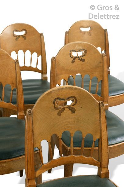 Paul HUILLARD (1875-1966) Suite de douze chaises en noyer à dossiers architecturés...