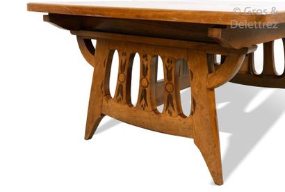 Paul HUILLARD (1875-1966) Table de salle à manger en noyer à plateau rectangulaire...