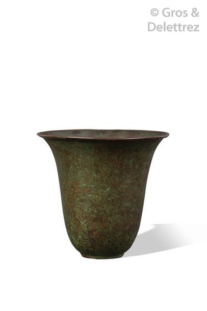 Claudius LINOSSIER (1893-1953) Vase cornet en dinanderie martelée à patine verte...