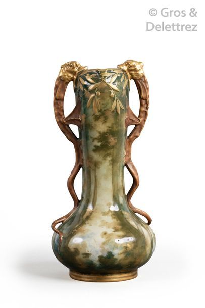 AMPHORA AUSTRIA Vase à panse renflée et col bulbeux en porcelaine émaillée verte...