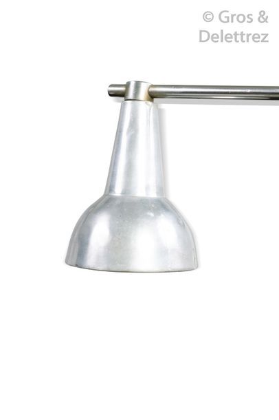Louis SOGNOT (1892-1969) Lampe de bureau à balancier à fut arqué en métal chromé,...