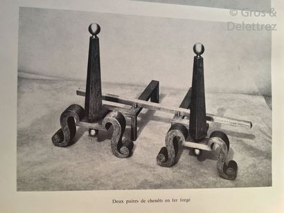 Raymond SUBES (1893-1970) Importante paire de chenets en fer forgé à motifs d’obélisques...