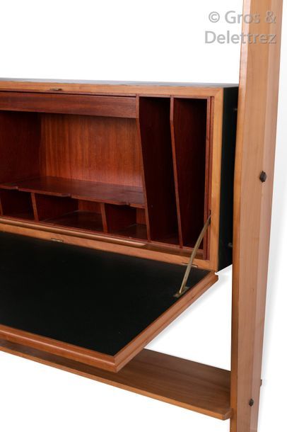 Maxime OLD (1910-1991) Rare meuble bibliothèque en merisier présentant large caisson...