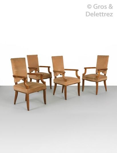 Maxime OLD (1910-1991) Suite de quatre fauteuils en chêne teinté à dossier droit...