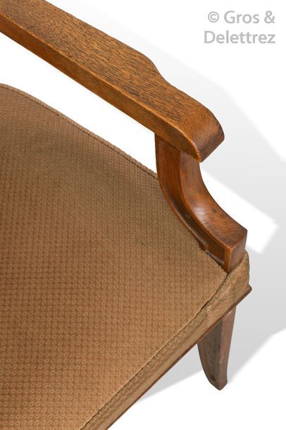 Maxime OLD (1910-1991) Suite de quatre fauteuils en chêne teinté à dossier droit...