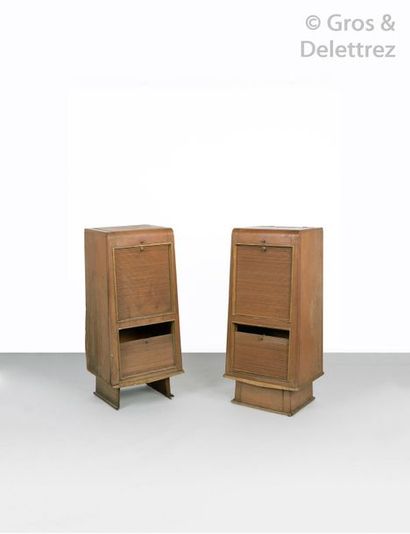 Maxime OLD (1910-1991) Paire de meubles de rangement à caisson cubique galbé en chêne...