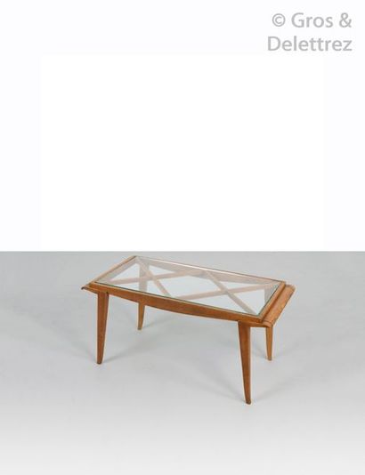 Maxime OLD (1910-1991) Table basse en chêne à plateau rectangulaire en verre reposant...