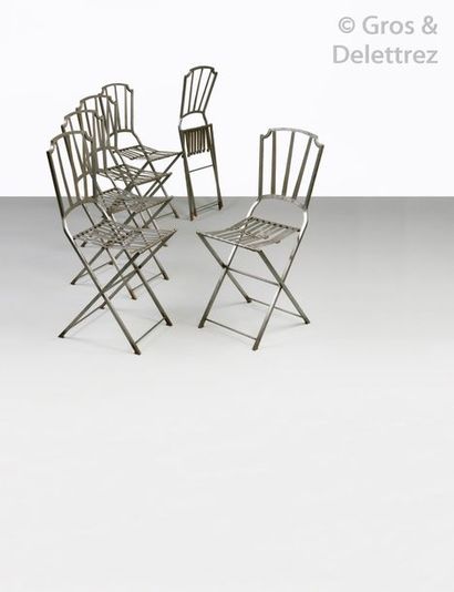 MAISON & JARDIN, attribué à Suite de six chaises pliantes en métal brossé présentant...