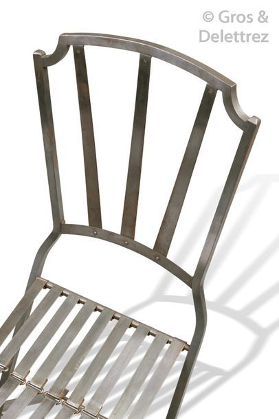 MAISON & JARDIN, attribué à Suite de six chaises pliantes en métal brossé présentant...