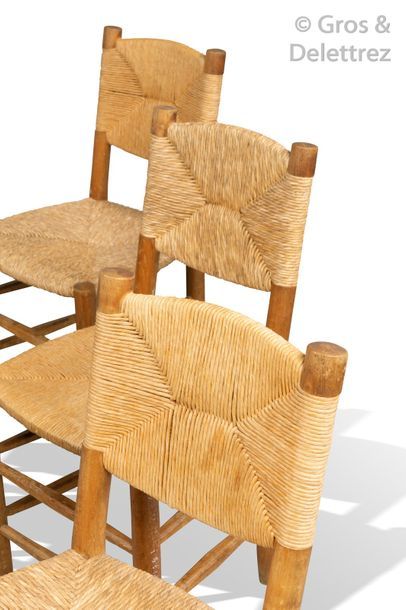 Charlotte PERRIAND (1903-1999) Suite de six chaises modèle «?Bauche / n°19?» en pin,...