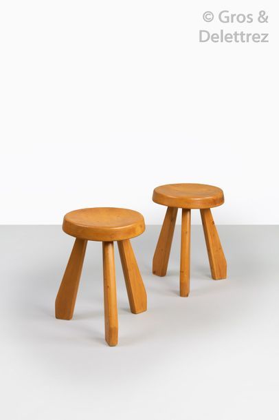 Charlotte PERRIAND (1903-1999) Paire de tabourets modèle «?/ Sandoz /?» en pin, assise...