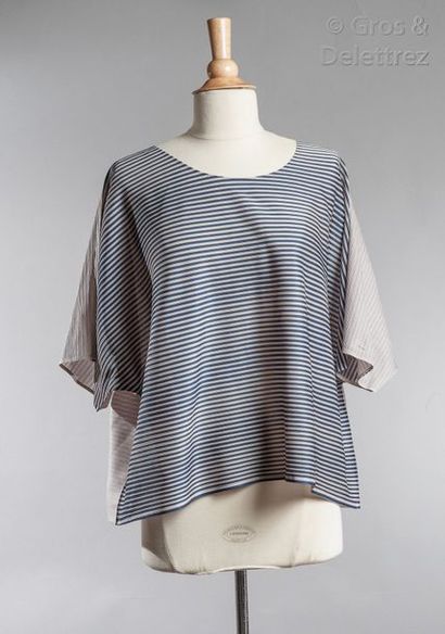 PLEATS PLEASE by Issey Miyake Blouse en polyester plissé rayé beige/marine, encolure...