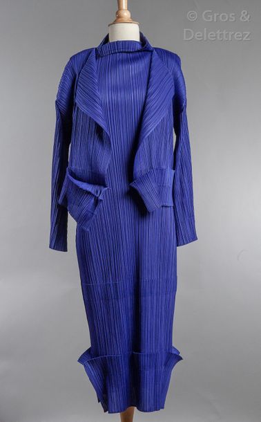 PLEATS PLEASE by Issey Miyake Ensemble en polyester plissé violet composé d'une veste...