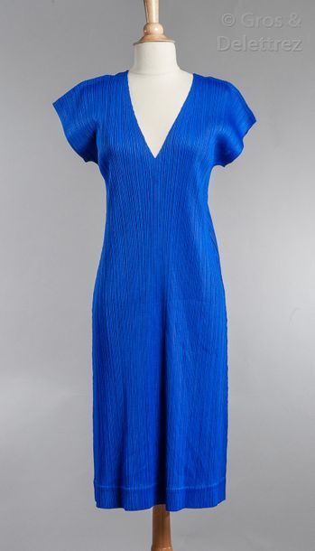 PLEATS PLEASE by Issey Miyake Robe longue en polyester plissé bleu Klein encolure...