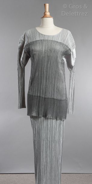 Issey MIYAKE Automne/Hiver 1994 Robe longue en polyester plissé argent recouvert...
