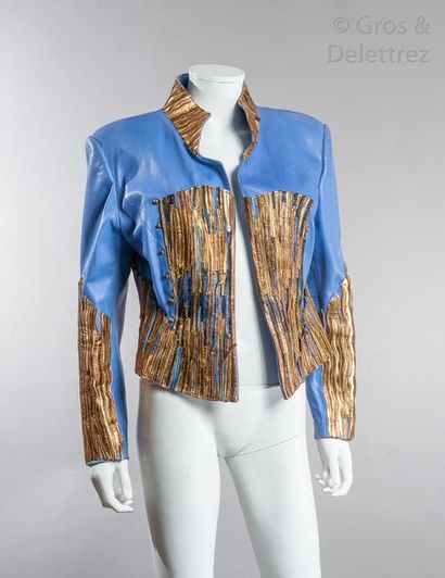 Jean Claude JITROIS circa 1985-1989 Veste en cuir agneau bleu lavande ornée de bandes...