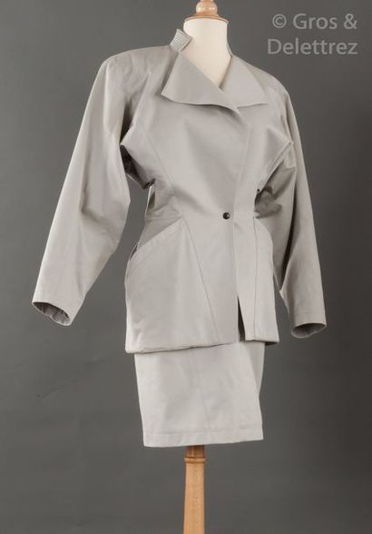ALAÏA Tailleur en coton gris, veste à revers sur encolure montante au dos, effet...
