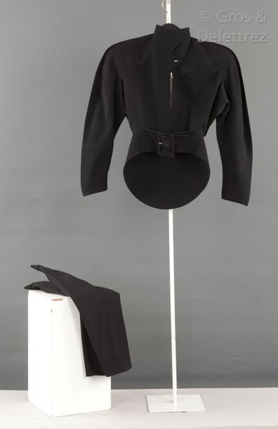 Thierry MUGLER Tailleur en gabardine de laine noire, composé d'une veste d'inspiration...
