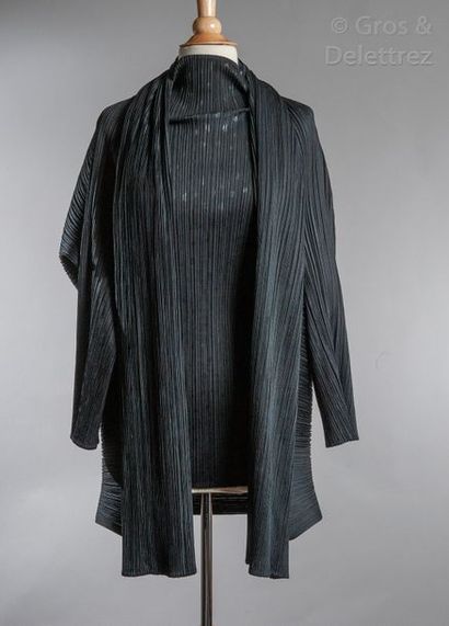 PLEATS PLEASE by Issey Miyake Ensemble en satin plissé noir composé d'une veste longue...