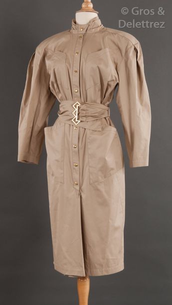 Thierry MUGLER Robe en gabardine de coton beige, encolure montante sur un décolleté...