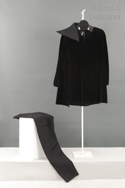 Claude MONTANA Robe en velours noir, décolleté et revers asymétrique, jupe large...