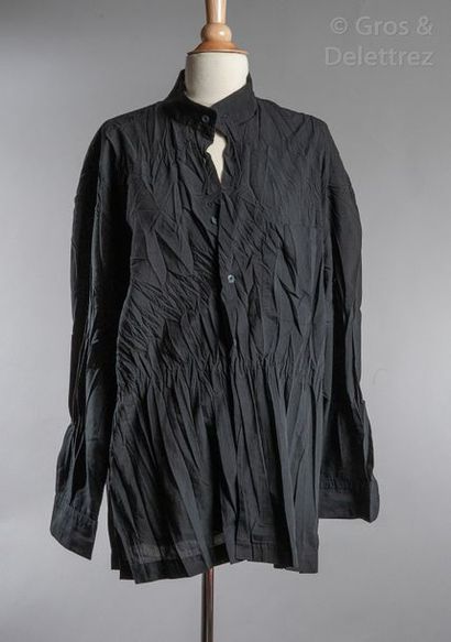 Issey MIYAKE Lot de trois chemises noires en polyester plissé diverses. T.M Griffes...