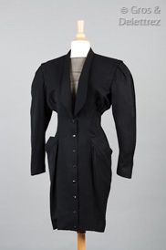 THIERRY MUGLER, circa 1987-1989 Robe manteau en gabardine de laine noire, décolleté...
