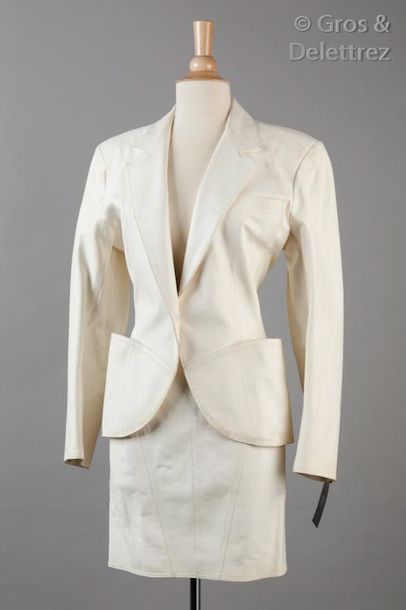 ALAÏA circa 1980 Tailleur en cuir agneau blanc, composé d'une veste à col cranté,...