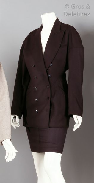 ALAIA circa 1987-1989 T ailleur en lainage marron composé d'une veste longue à col...