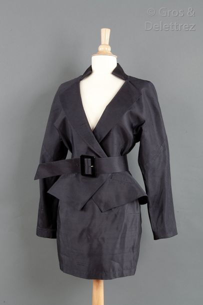 Thierry MUGLER circa 1987 Ensemble en soie noir composé d'une veste cintrée à col...