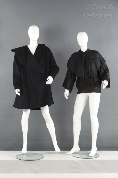 Claude MONTANA Lot composé d'un manteau en drap noir, important col asymétrique,...