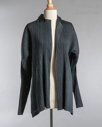 Issey MIYAKE Ensemble en crêpe polyester plissé noir composé d'une veste longue à...