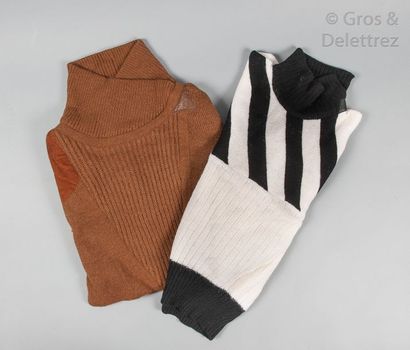 CLAUDE MONTANA KNITWEAR Lot composé de deux pulls en maille, l'un noir et blanc,...