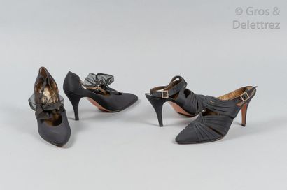 Yves Saint LAURENT Lot composé d'une paire d'escarpins et d'une paire de sandales...