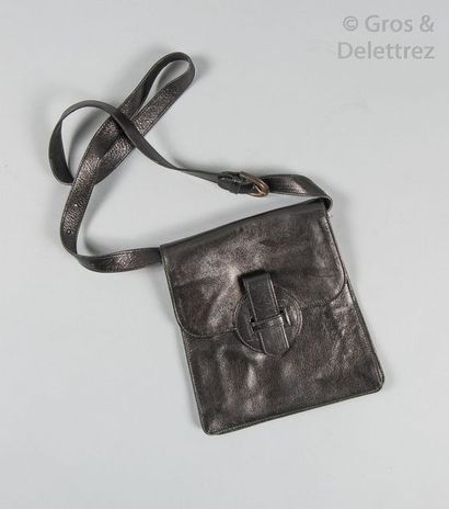 Yves Saint LAURENT Petit sac en cuir agneau noir, fermeture languette sur rabat,...