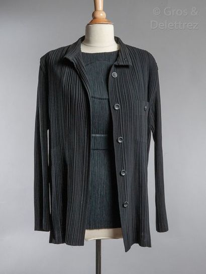 Issey MIYAKE Ensemble en crêpe plissé noir composé d'une veste à col montant, simple...
