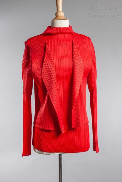 PLEATS PLEASE by Issey Miyake Twinset en satin plissé vermillon composé d'un gilet...