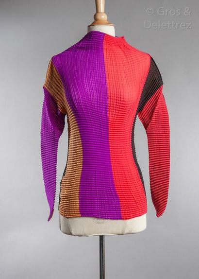 Issey MIYAKE Pleats T. Lot de trois tee-shirts en crêpe cloqué à imprimé multicolore...