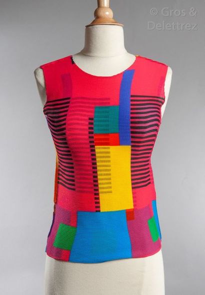 Issey MIYAKE Pleats T. Lot de trois tee-shirts en crêpe cloqué à imprimé multicolore...