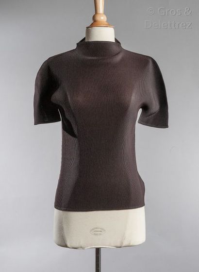 Issey MIYAKE, PLEATS PLEASE Lot de deux tops en satin plissé brun divers. T.M-3 Griffes...