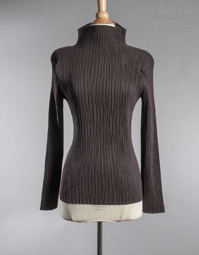 Issey MIYAKE, PLEATS PLEASE Lot de deux tops en satin plissé brun divers. T.M-3 Griffes...