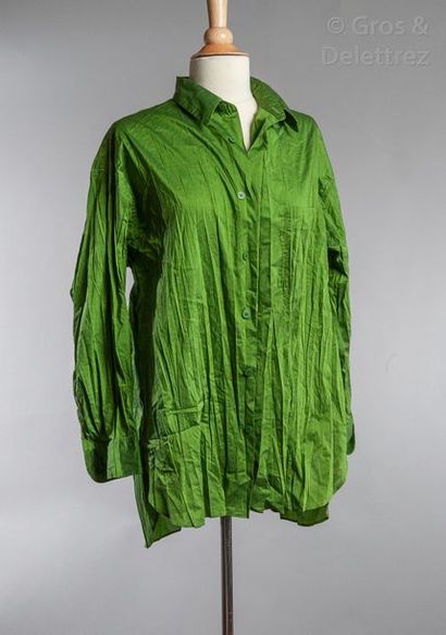 Issey MIYAKE Lot de trois chemises dans les tons verts, en polyester plissé diverses....