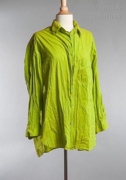Issey MIYAKE Lot de trois chemises dans les tons verts, en polyester plissé diverses....