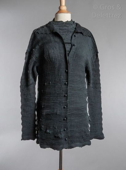 Issey MIYAKE Ensemble noir en crêpe polyester plissé composé d'une chemise à petit...