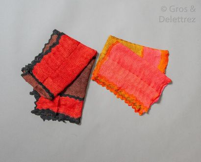 Issey MIYAKE Lot de deux écharpes en polyester plissé multicolore à finitions dentelées....